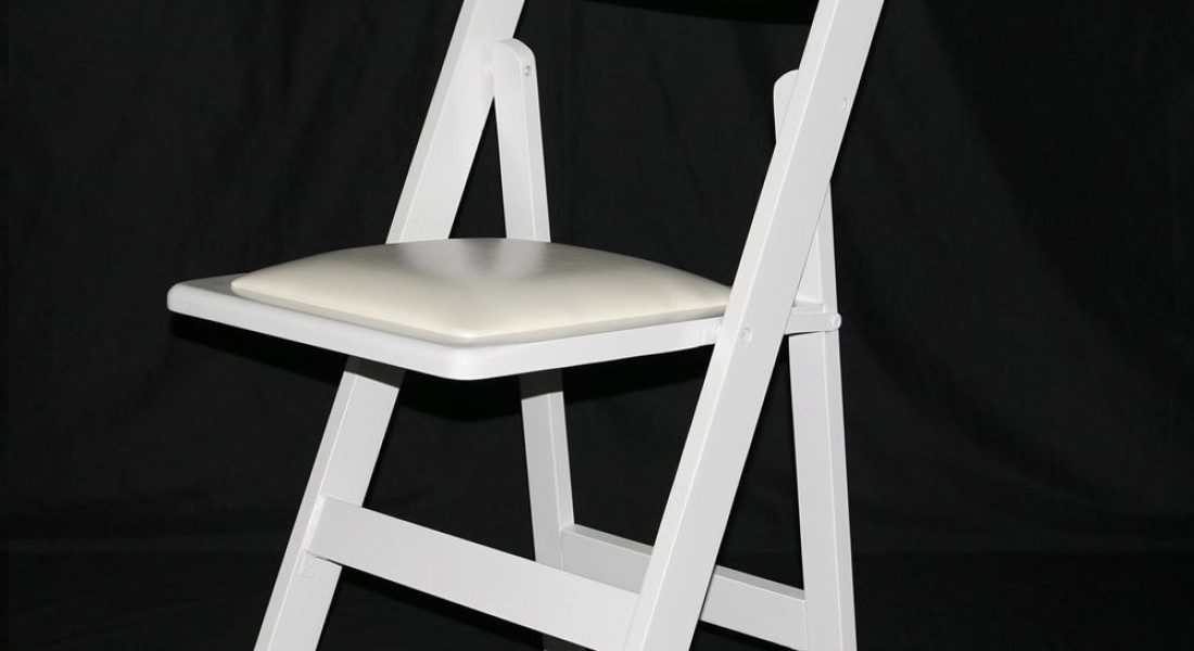 כיסא-עץ-לבן-להשכרה-